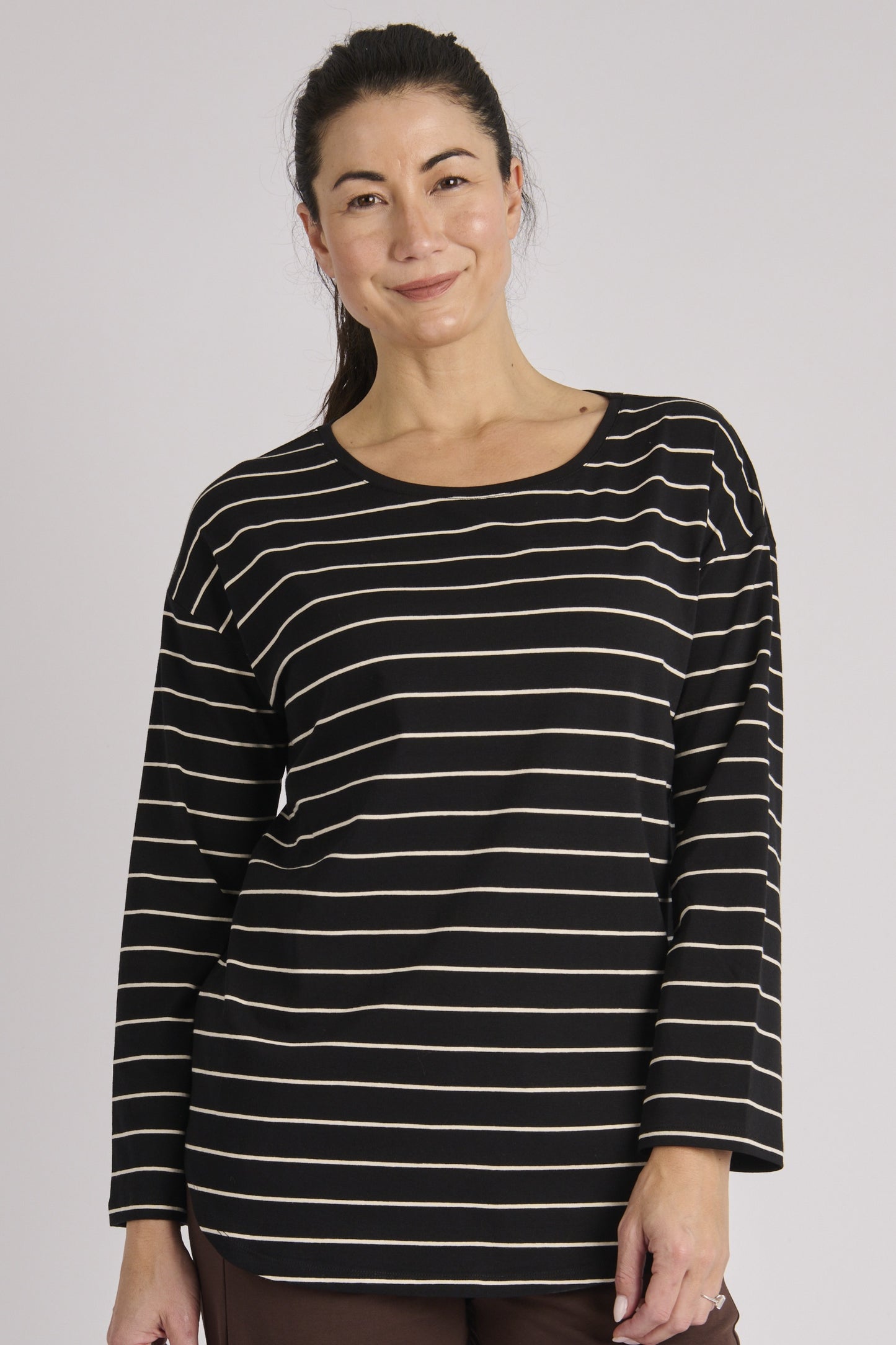 onetenwillow Scoop Hem Long Sleeve Tee - Black/Ecru