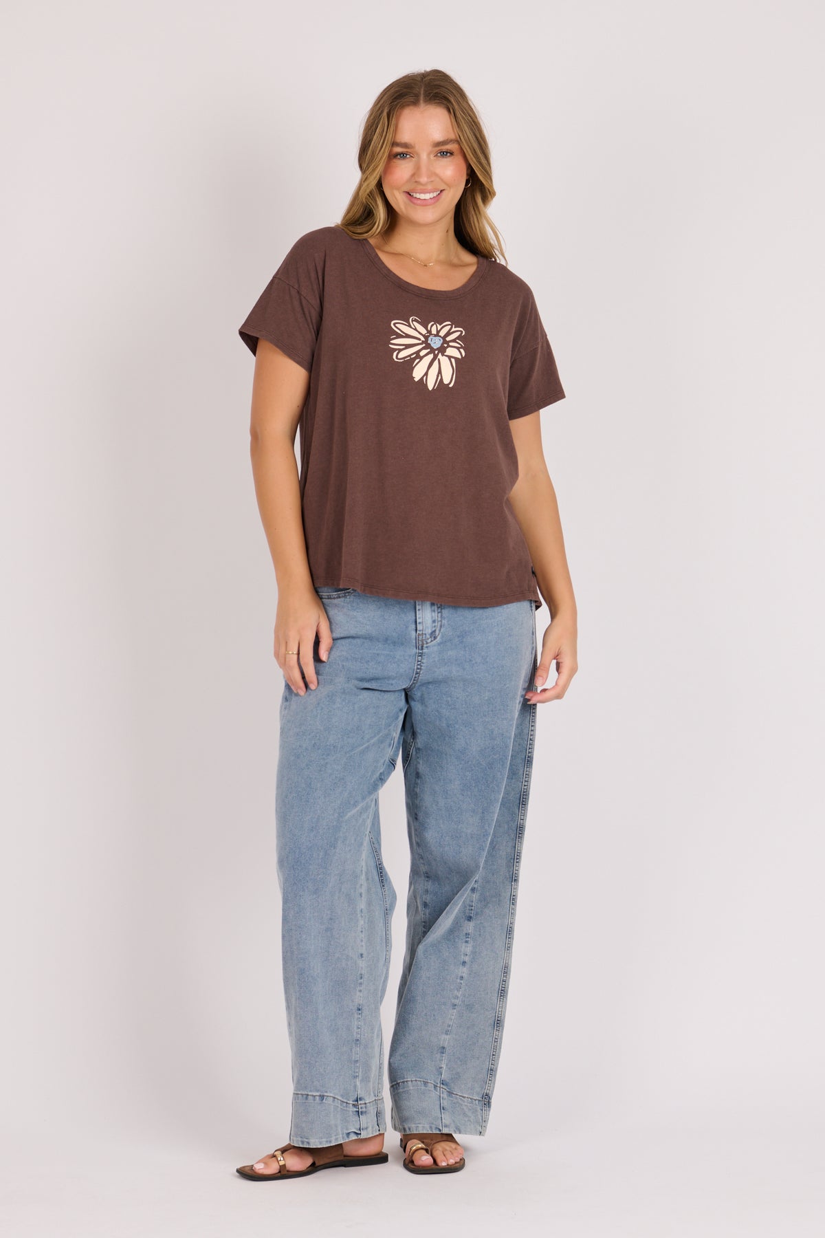 onetenwillow Pleat Back Flower Tee - Chocolate
