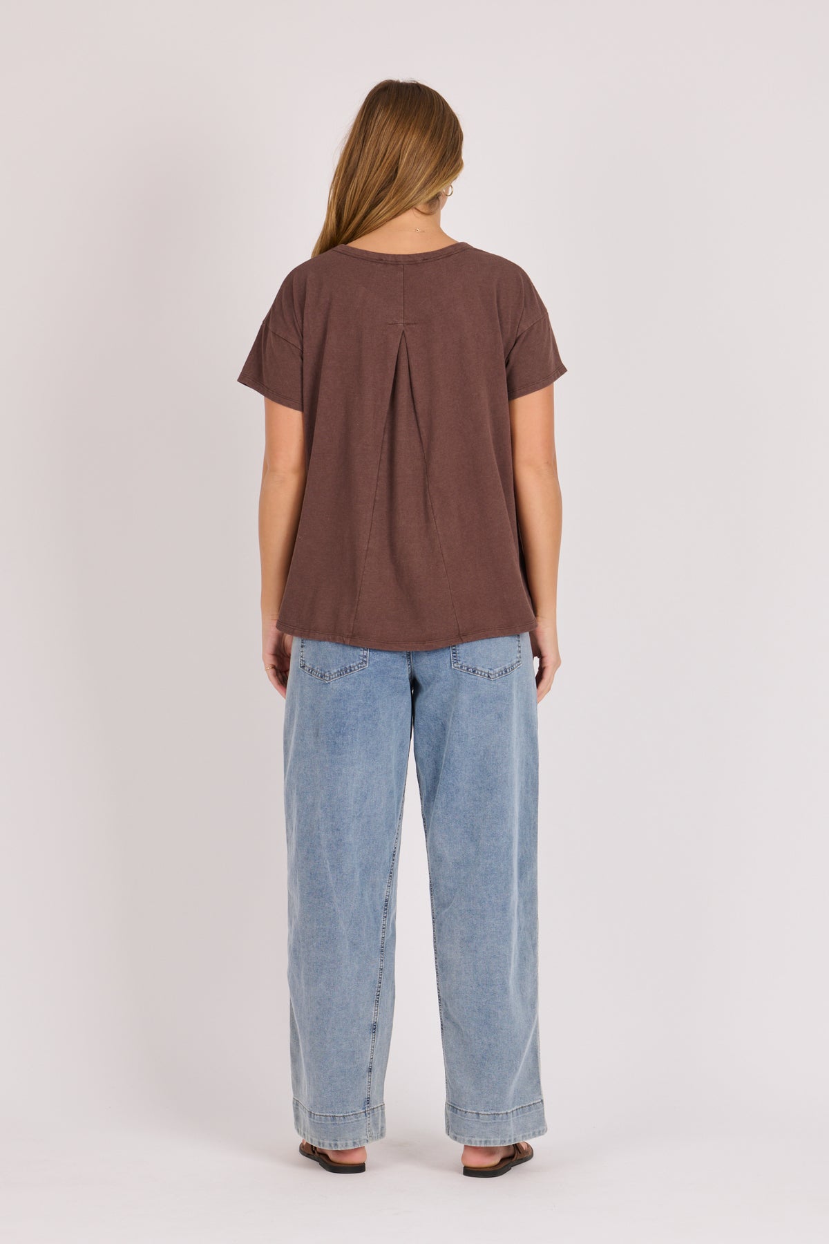onetenwillow Pleat Back Flower Tee - Chocolate
